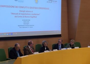 da sinistra Mauro Regis, presidente dell’Ordine degli avvocati di Verona;
Giovanni Meruzzi, docente ordinario di Diritto commerciale del Dipartimento di Scienze giuridiche;
Olivia Guaraldo, delegata rettore;
Alberto M. Tedoldi, direttore di Neg2med e curatore del Manuale di negoziazione e mediazione;
Valentina Moro, direttrice del dipartimento di Scienze umane