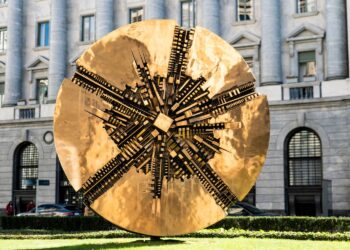 La scultura "Grande Disco" di Arnaldo Pomodoro in Piazza Meda a Milano.Photo Credits: @AlexMastro - Adobe Stock