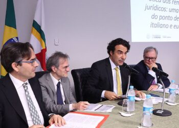 Mauro Tescaro e Andrea Caprara con il giudice Marcelo Milagres e il procuratore di stato Érico Andrade (Photo credits: Juarez Rodrigues/ TJMG)