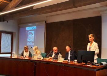 Da sx: Annamaria Molino, consigliera; Cristina Basso, coordinatrice per le malattie neurodegenerative; Callisto Bravi, direttore dell’Aoui; Diego Begalli, prorettore; Francesca Benedetta Pizzini.
