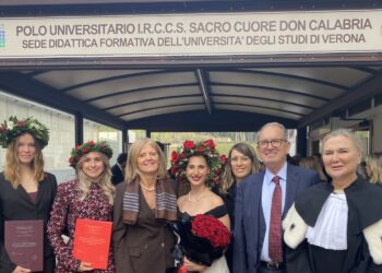 Da sx Claudio Cracco, Chiara Leardini, Mario Piccinini e Nicoletta Zerman con alcuni docenti e alcune delle laureate e dei laureati