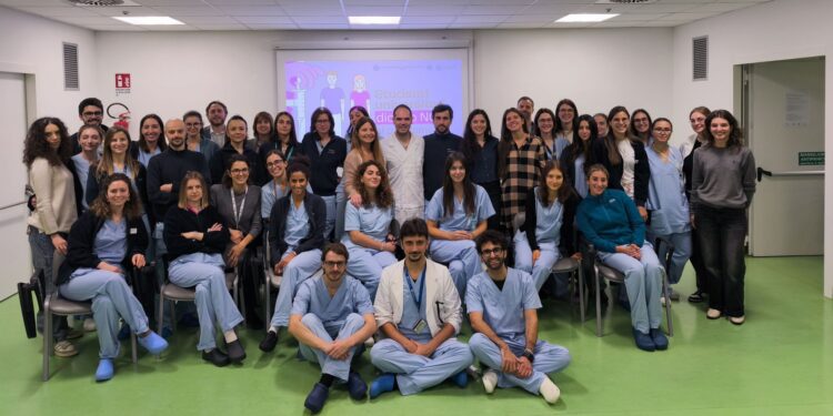 Credits: Aoui verona;  l’equipe ostetricia e ginecologia con specializzande e specializzandi