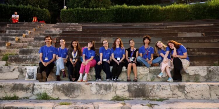 Il “Blue Team”, gruppo di studentesse, studenti e giovani studiosi che hanno dato il loro supporto all'organizzazione