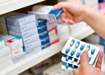 Scaffale con antibiotici