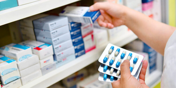 Scaffale con antibiotici