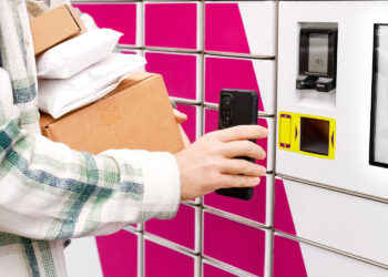 Una persona ritira un pacco da un locker